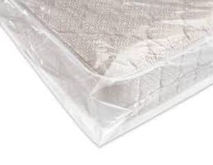Housse de protection blanche pour matelas, conçue pour protéger les matelas des poussières, des taches et des dommages lors du déménagement ou du stockage.