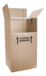 Carton de déménagement en carton brun avec des flèches indiquant "Vêtements" (Clothing) et des instructions pour le rangement ouvert, idéal pour emballer et transporter des vêtements lors du déménagement ou du stockage.